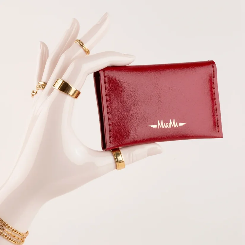 Mini kožená peňaženka MARIMA v červenej farbe –  v ruke pre reálne porovnanie veľkosti a štýlu