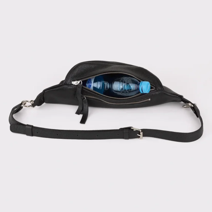 Kožená ľadvinka MARIMA – pohľad zhora na otvorenú ľadvinku s fľašou 0,5 l vo vnútri