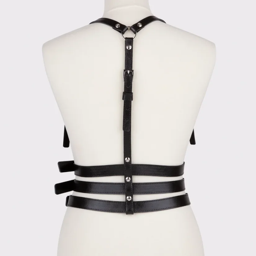 Detaily vzadu ukazujú prepracovaný dizajn, kde sa sila a elegancia stretávajú na chrbte.