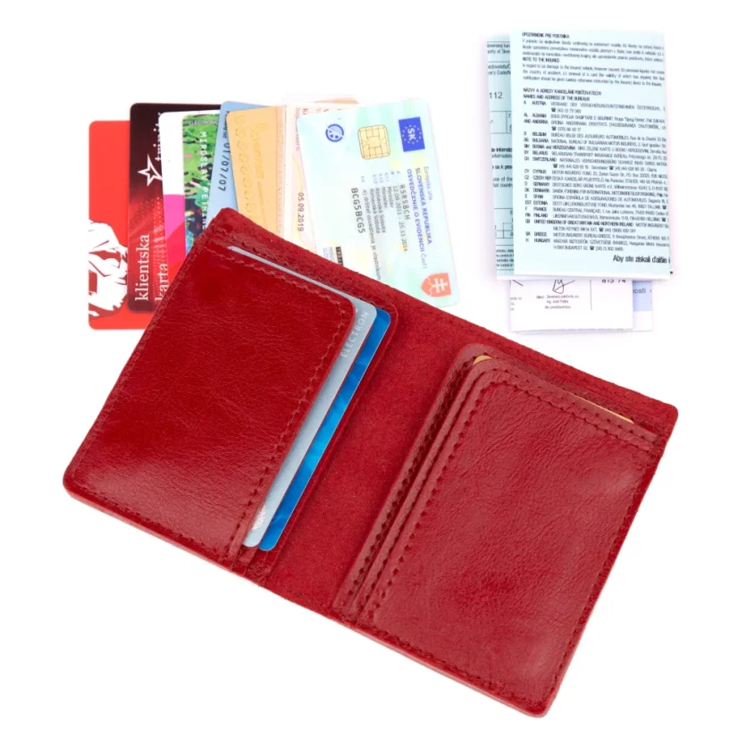 Vnútorné členenie navrhnuté pre každodenný rytmus – elegantne usporiadané karty, doklady aj bankovky
