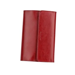 Kožený diár A6 MARIMA v sýto červenej farbe. Výrazný doplnok s výmennou náplňou, vhodný ako diár aj štýlový zápisník.