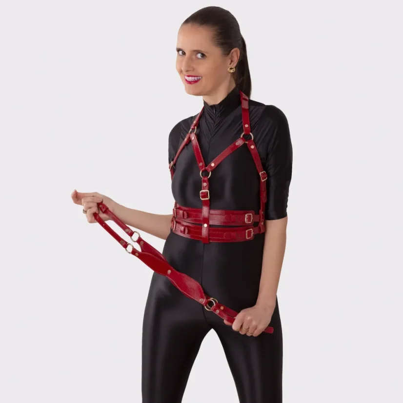 Dámsky červený kožený harness MARIMA na postave – Štipka drzosti, veľa štýlu.