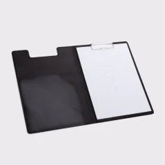 Otvorená písacia podložka MARIMA A4 – vnútri vrecko na dokumenty a klip na papier. Otvorená písacia podložka MARIMA A4 – vnútri vrecko na dokumenty a klip na papier.