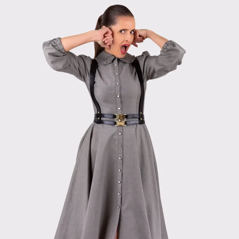Keď outfit nešepká, ale kričí: „Som tu a som iná.“ Dvojradové kožené traky MARIMA na postave ukazujú, že aj nežnosť má silu.