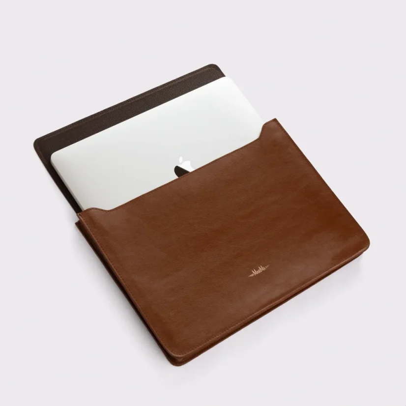 MacBook Air v koženom puzdre MARIMA ako ukážka kapacity a štruktúr.