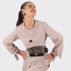 Mobil stále poruke a ruky voľné. Na opasku sa puzdro mení na praktický fashion detail celého outfitu.