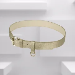 Jemná zrnitá štruktúra a metalický lesk kože vytvárajú efekt, ktorý na outfite okamžite pritiahne pozornosť.