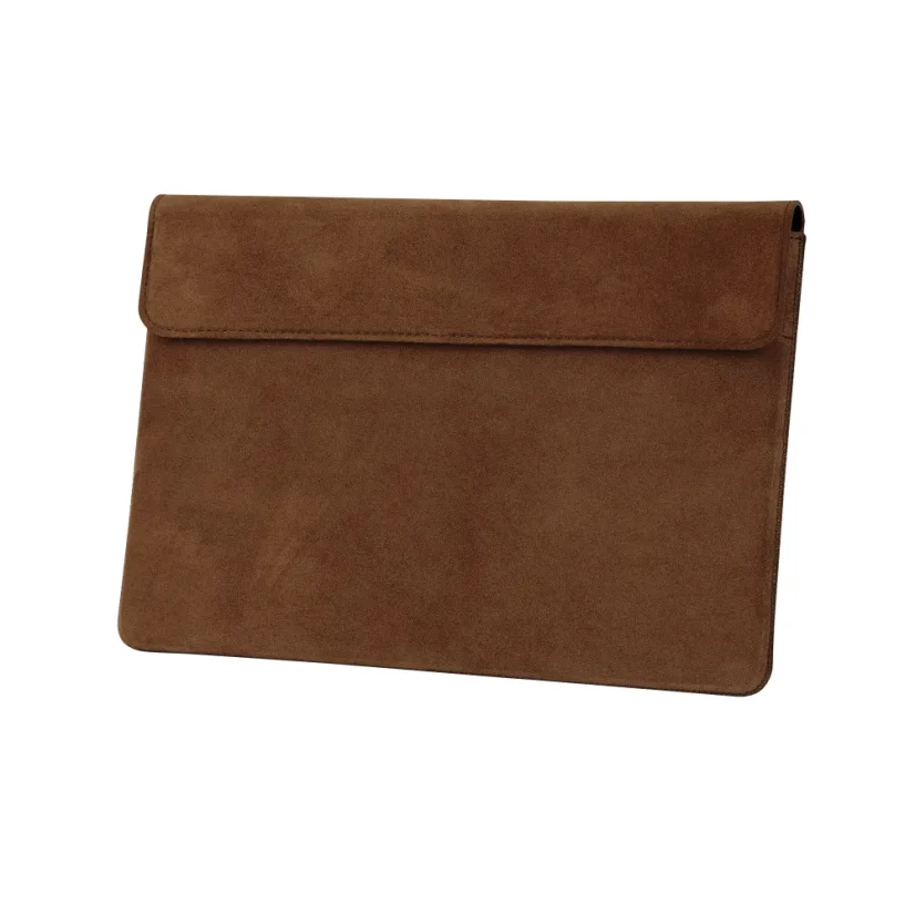 Klasická hnedá v odtieni čokolády, ktorá dodá tvojmu MacBooku nadčasovú eleganciu a štýl.