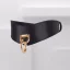 Čierna, zlatý detail – sila, čo nepotrebuje slová.