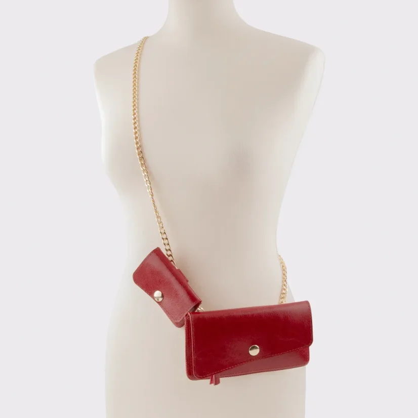 Kožená ľadvinka MARIMA so zlatým detailom a retiazkou – nosená ako clutch, šik a štýlová.