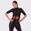 Dvojitý červený kožený opasok MARIMA ako súčasť harnessu, zvýrazňujúci pás vo fashion štýle. Dvojitý červený kožený opasok MARIMA ako súčasť harnessu, zvýrazňujúci pás vo fashion štýle.
