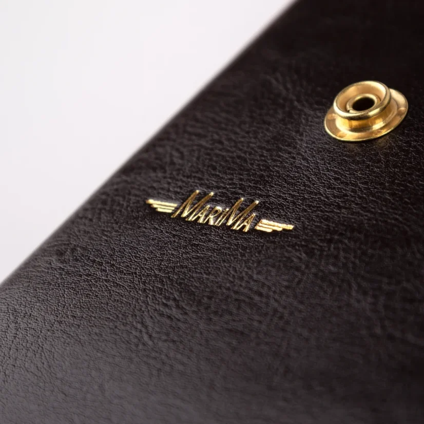 Detail zlatého loga MARIMA – elegancia, ktorá hovorí za seba