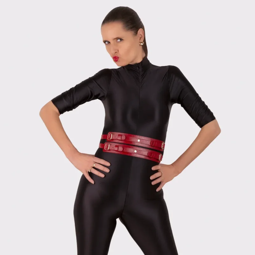 Dvojitý červený kožený opasok MARIMA ako súčasť harnessu, zvýrazňujúci pás vo fashion štýle.