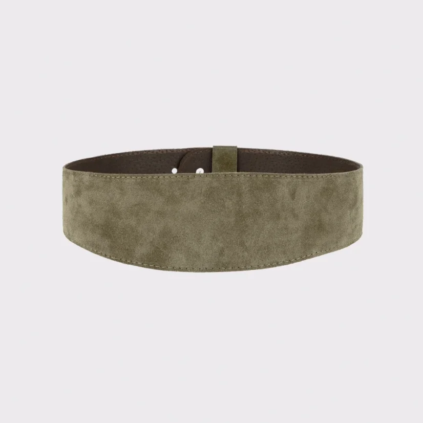 Tlmený khaki odtieň je ideálny k prírodným tónom, béžovej, čiernej aj hnedej a ľahko sa stane súčasťou každodenného outfitu.