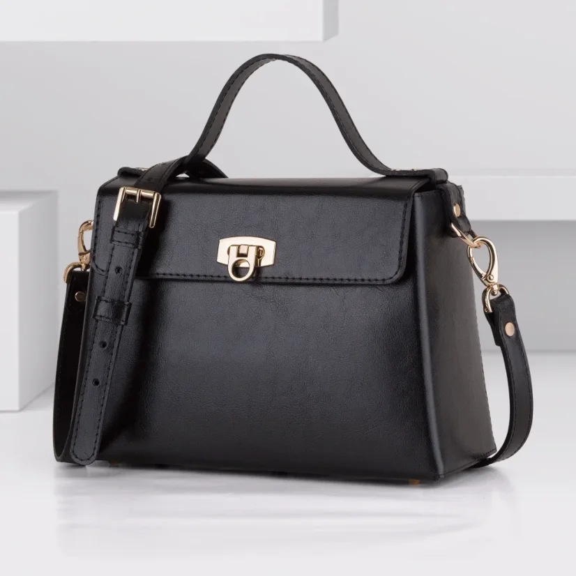 Elegantná klopa, čistý tvar a zlatá spona vytvárajú charakteristický vzhľad kabelky MARIMA ELEGANT.