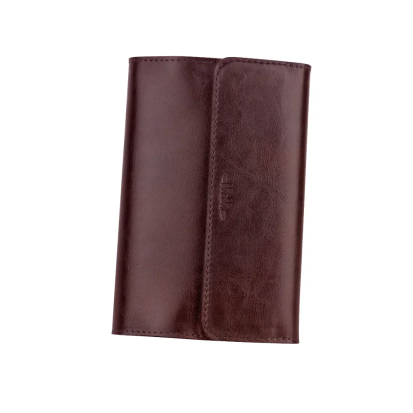 Kožený diár MARIMA vo vínovo-bordovej farbe. Kombinuje eleganciu s praktickosťou – obsahuje priehradky, magnetickú klopu a uško na pero.