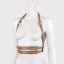 Minimalistický svetlohnedý kožený harness MARIMA, šitý na mieru, jemne obopína pás a krk. Dokonalý doplnok pre odvážny, ale čistý styling. Minimalistický svetlohnedý kožený harness MARIMA, šitý na mieru, jemne obopína pás a krk. Dokonalý doplnok pre odvážny, ale čistý styling.