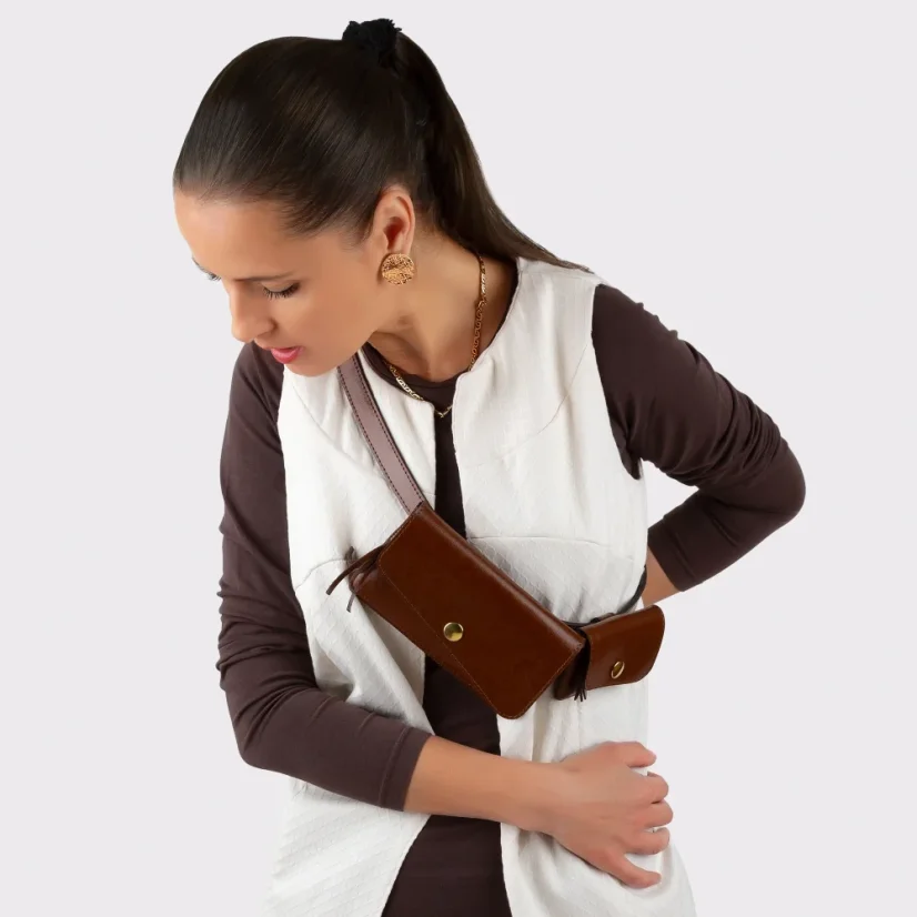 Kožená ľadvinka MARIMA 3v1 – štýlový kúsok, ktorý sa prispôsobí tebe. Nosiť ju môžeš ako opasok, crossbody alebo clutch – podľa nálady aj outfitu, od športového po elegantný.