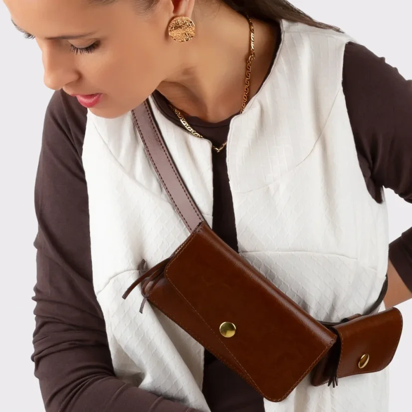 Kožená ľadvinka MARIMA nosená cez plece ako crossbody – štýlový a praktický doplnok do mesta.