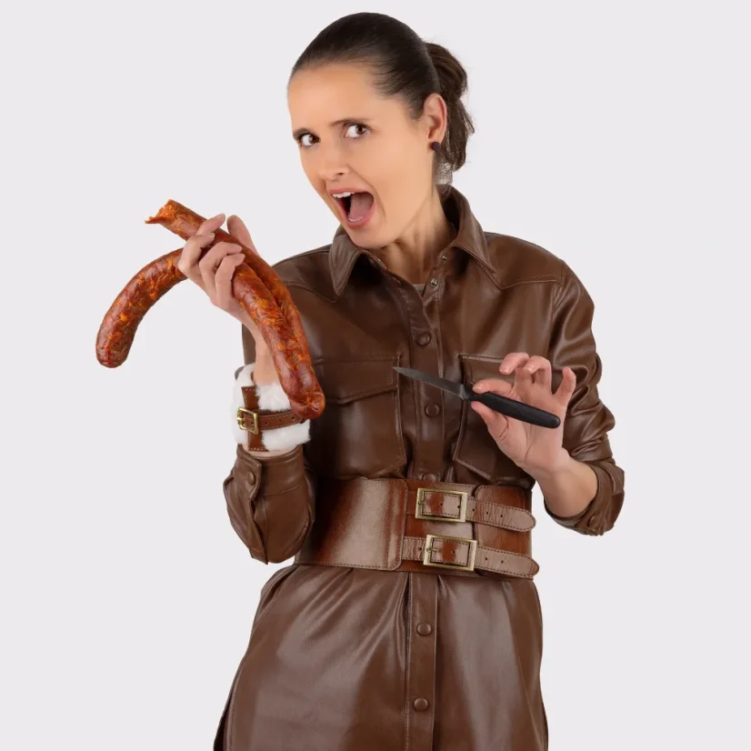 Kožený opasok, čo dotiahne outfit do detailu