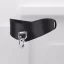 Čierna, strieborný detail – sila, čo nežiada o pozornosť.