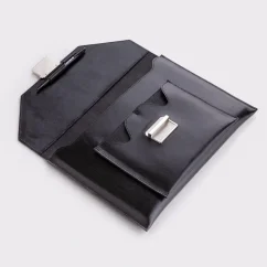 Otvorená čierna spisovka MARIMA s hlavným priečinkom A4, vnútorným vreckom a držiakom na pero.