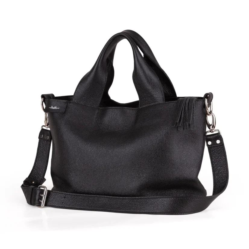 Elegantný pohľad spredu s voľne položeným popruhom