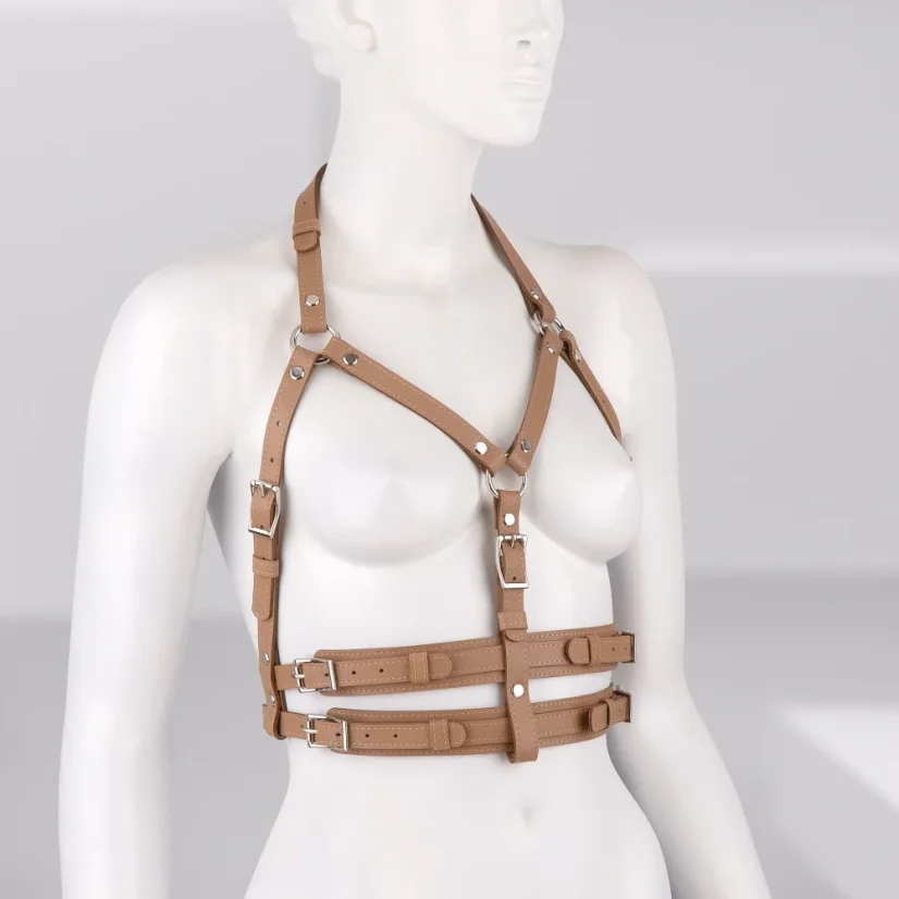 Dámsky kožený harness na mieru v svetlohnedej farbe, elegantne prepojený cez prsia a pás.