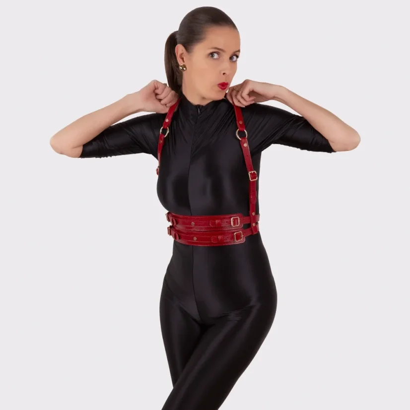 Dámsky červený kožený harness MARIMA na postave – výrazný doplnok pre ženy, ktoré vedia, čo chcú. Štipka drzosti, veľa štýlu.