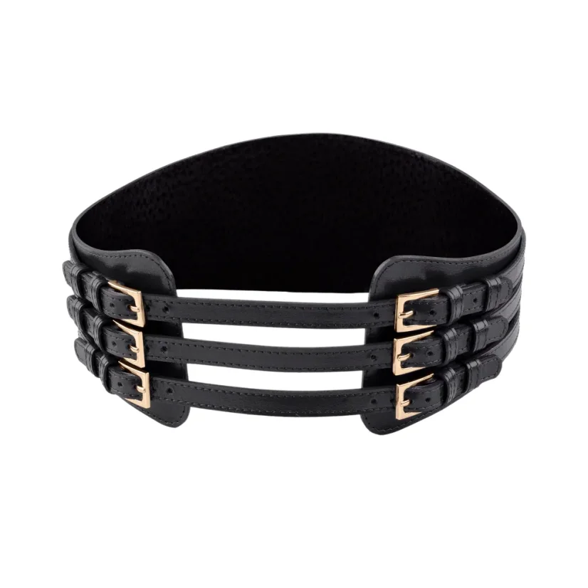 Pohľad spredu – kožený opasok MARIMA so šiestimi prackami a zlatým kovaním