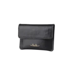 Čierna mini kožená peňaženka MARIMA – nadčasová elegancia pre ženy, ktoré milujú klasiku a čistý štýl. Čierna mini kožená peňaženka MARIMA – nadčasová elegancia pre ženy, ktoré milujú klasiku a čistý štýl.