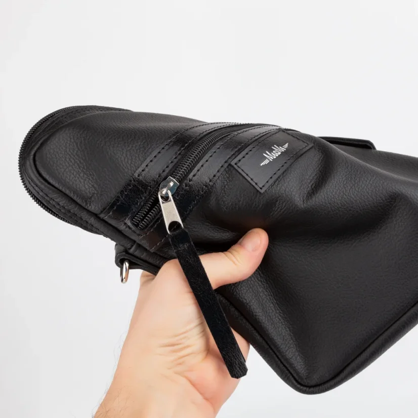 Detail prehnutia kože v ruke a poddajnosti materiálu