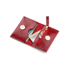 Prehľadné vnútro s priehradkami na karty, alebo papierové peniaze a zipsom na mince. Prehľadné vnútro s priehradkami na karty, alebo papierové peniaze a zipsom na mince.