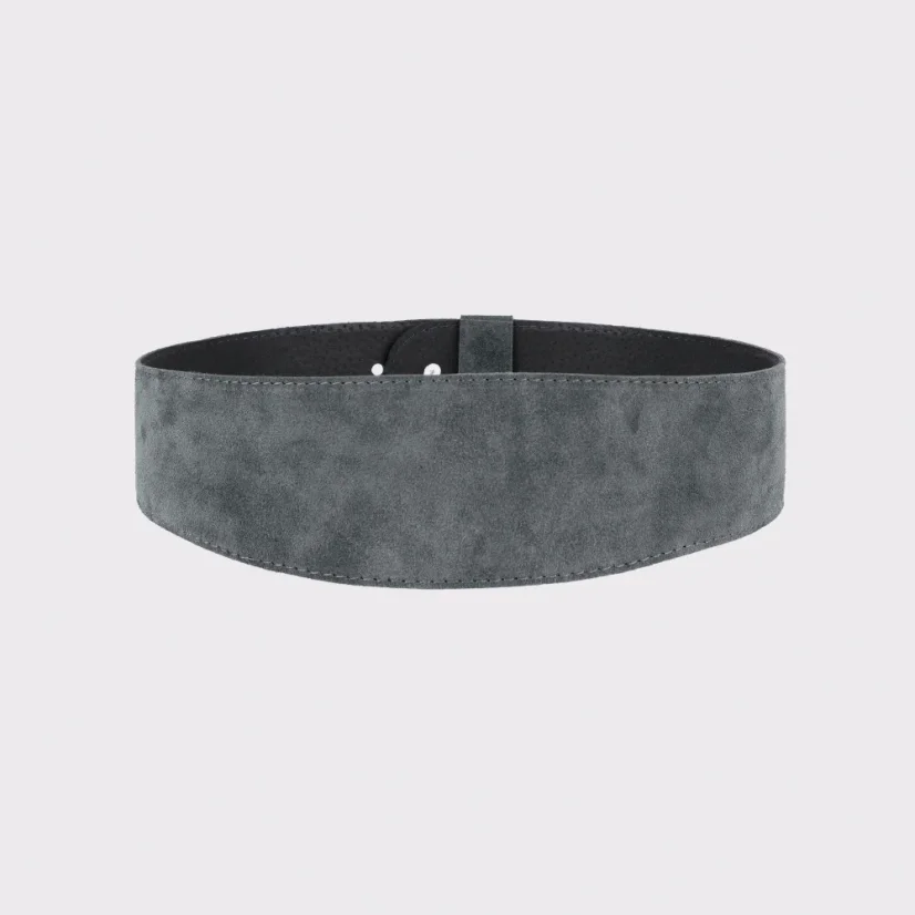 Sivý semiš vynikne najmä v minimalistických outfitoch – výrazný tvar opasku necháva farbu pôsobiť elegantne a moderne.