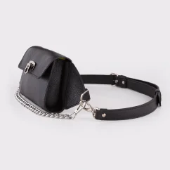 Kožená ľadvinka MARIMA – pohľad z boku s retiazkou a popruhom Kožená ľadvinka MARIMA – pohľad z boku s retiazkou a popruhom