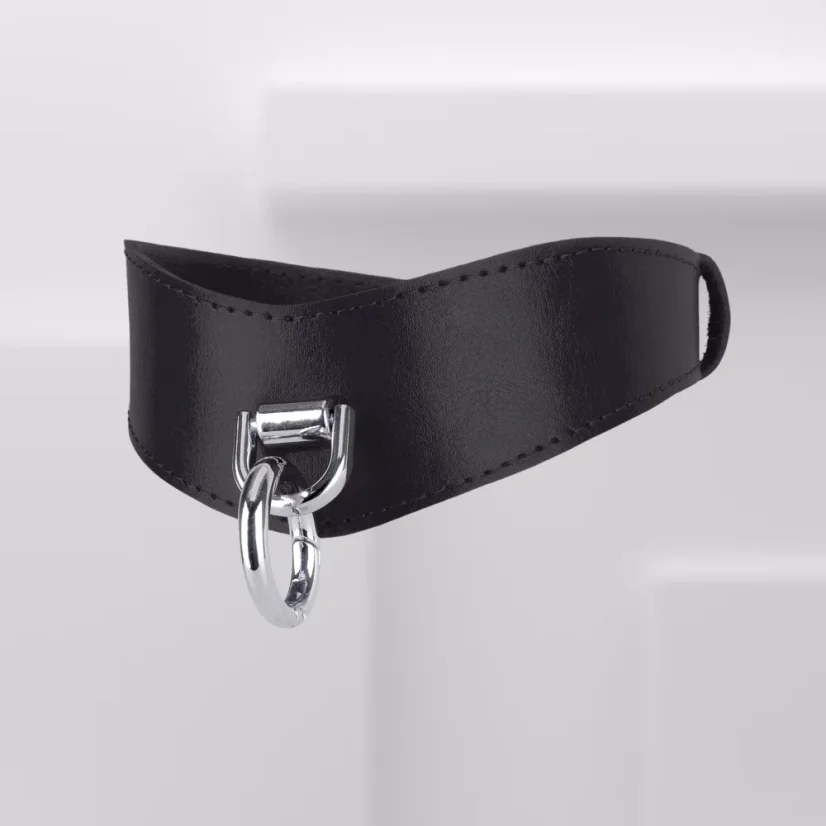 Čierna, strieborný detail – sila, čo nežiada o pozornosť.