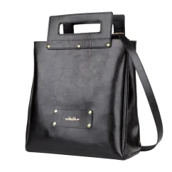 Elegantná čierna kabelka s hranatou rúčkou a odnímateľným popruhom – ideálna na každý deň.