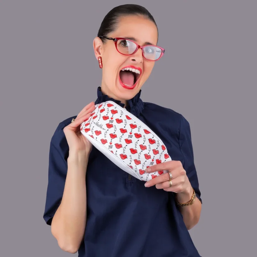 Kožená ľadvinka MARIMA s ústami – Hravý dizajn s potlačou pier. Ideálna na každodenné nosenie, prinesie do tvojho outfitu štipku zábavy a sebavedomia.